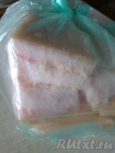 По желанию, сверху сало можно обсыпать любимыми специям или только перцем. Снова выложить сало в пакет, который не пропускает жидкость (или в контейнер с крышкой). Пакет завязать (контейнер накрыть крышкой) и поставить в холодильник на 3 дня.