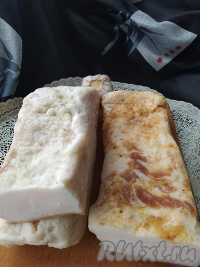 Далее сало завернуть в пергамент (или в фольгу), положить в пакет и отправить в  морозилку. Сало будет готово, когда замёрзнет полностью. В данном случае я приготовила часть сала с чесноком и паприкой, а часть - с чесноком и без приправ. 