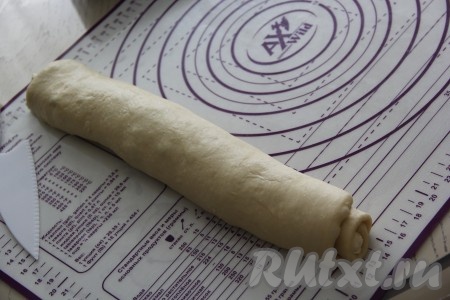 Свернуть тесто в плотный рулет. У меня длина рулета равна длине формы для выпечки (я выпекала пирог в форме для хлеба).