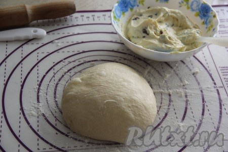 Подошедшее тесто для пирога (увеличившееся в объёме в несколько раз) выложить на силиконовый коврик (или на поверхность, присыпанную мукой) и обмять.