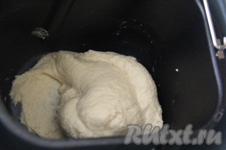 Если замес будете делать руками, тогда вначале в объёмной миске нужно соединить муку, соль, сахар и дрожжи, перемешать, после этого добавить тёплое молоко (его температура должна быть около 38-40 градусов), яйцо и растопленное масло, перемешивать вначале ложкой, а затем тщательно вымесить, замешивая нежное тесто, не липнущее к рукам, и оставить его в миске, накрыв полотенцем, на 1,5 часа (до увеличения в объёме раза в 2-3).