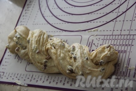 Взять два конца рулета и сформировать косу, переплетая две части разрезанного рулета.