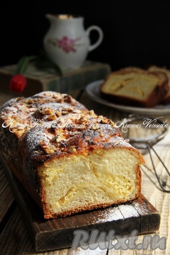 Нежнейший пирог с творогом и изюмом нарезать на кусочки и подать к столу, посыпав, по желанию, сахарной пудрой. Посмотрите, какой он симпатичный в разрезе, а ещё он очень вкусный!