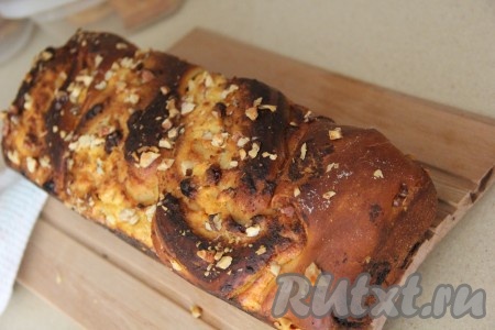 Готовый пирог с творогом и изюмом достать из духовки, немного остудить, а после этого извлечь из формы и остудить на решётке.