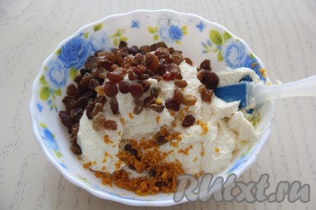 Соединить получившуюся пастообразную творожную массу, сухой изюм, цедру лимона, тщательно перемешать начинку для пирога.