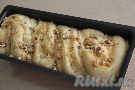 Как только пирог округлится, по желанию, посыпать его сверху дроблёными орехами и поставить в разогретую духовку. Выпекать минут 45 при температуре 200 градусов.