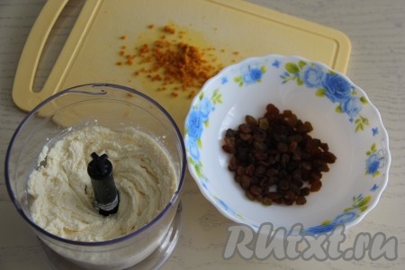 Теперь займёмся приготовлением начинки, для этого нужно соединить творог, сахар и желток, пробить погружным блендером (или прокрутить в измельчителе) до пастообразного состояния. Обдать изюм кипятком и обсушить. Снять с лимона цедру.