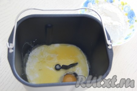 Если вы будете замешивать тесто в хлебопечке, тогда нужно молоко, подогретое градусов до 40 (если молоко будет более горячим, дрожжи не смогут активироваться, не должно быть молоко и холодным) влить в ведёрко хлебопечки, добавить сахар и соль. Сюда же влить тёплое растопленное сливочное масло и вбить яйцо. 