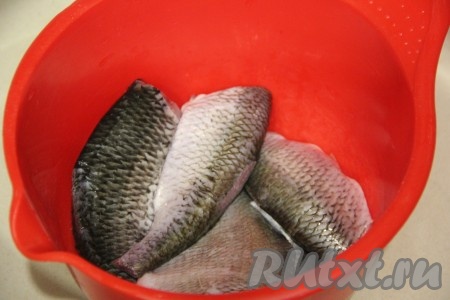 Подлещиков очистить от чешуи, удалить голову, внутренности, плавники и хвост. Очень хорошо промыть под проточной водой.