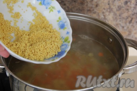 По желанию, можно добавить в уху пшено (пшено нужно предварительно промыть в проточной воде), варить 5 минут.