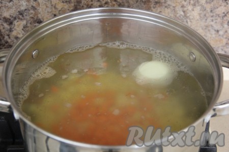 Добавить кубики моркови в кастрюлю.