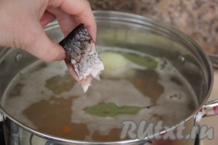 Опустить в кастрюлю кусочки леща и лавровый лист, довести до кипения, а после этого варить уху 15-20 минут на небольшом огне.