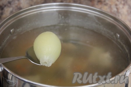 В конце достать лук, посолить уху из леща по вкусу,  накрыть крышкой, снять с огня, дать настояться минут 20, а затем подать к столу.