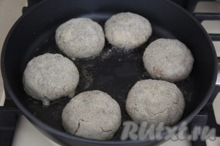 Выложить котлеты из леща в сковороду, очень хорошо разогретую с растительным маслом.