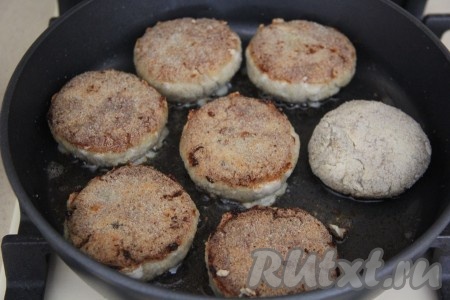 Жарить рыбные котлетки с двух сторон до золотистой корочки на среднем огне. У меня получилось 18 котлет по 95 грамм.