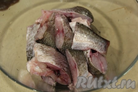 Нарезать рыбу на кусочки.