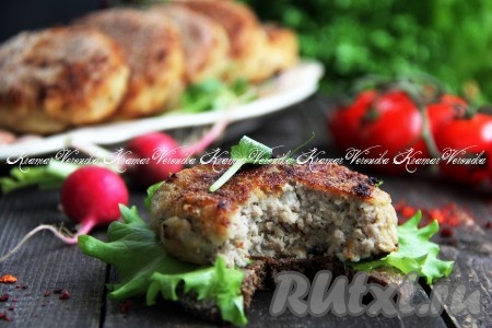 Подать вкусные и нежные рыбные котлеты к столу с любым гарниром. Если вы купили (или выловили) некрупных лещей, то обязательно приготовьте котлеты из этой рыбки прямо с костями - это быстро, вкусно и нехлопотно.