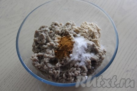 Пропустить через мясорубку хлеб, смешанный со сметаной, лук и чеснок. Соединить рыбный фарш, лук, хлеб и чеснок, добавить соль и специи (я использовала специи для рыбы).