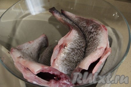 Лещей почистить от внутренностей и чешуи. Удалить головы, хвост и плавники.