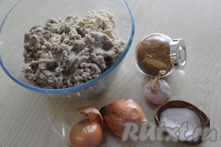 Дважды перекрутить лещей через мясорубку. Лук и чеснок почистить.