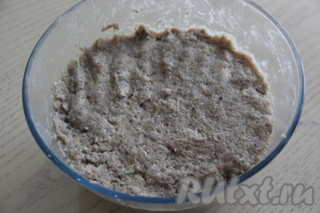 Хорошо вымесить фарш и поставить на пару часов в холодильник.