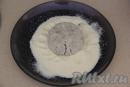 Манку (или муку) всыпать в плоскую тарелку, из фарша сформировать котлеты и обвалять их в манке (или муке).