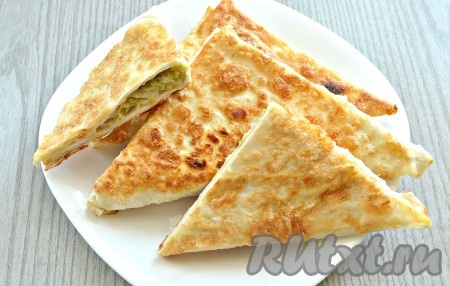 Вкусные, аппетитные пирожки с капустой из лаваша готовы.