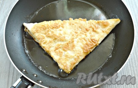 Выкладываем пирожок из лаваша с капустой в сковороду, обжариваем на умеренном огне по 1 минуте с каждой стороны (до румяности). Если потребуется, влейте ещё масла. Таким образом обмакиваем в яйца, а затем обжариваем все пирожки.