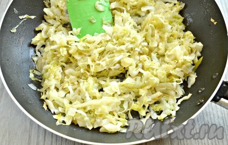 Периодически перемешивая капусту, обжариваем её вместе с луком до мягкости и полной готовности. У меня капуста молодая, поэтому на обжаривание потребовалось 15 минут. На обжарку более поздних сортов капусты времени нужно больше (до 25-30 минут). Если капуста недостаточно сочная, то в процессе обжаривания, чтобы она не пригорела, можно влить немного кипячёной воды. Когда капуста станет мягкой, снимаем сковороду с огня, готовой начинке для «ленивых» пирожков даём остыть.