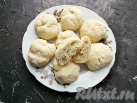 Готовое печенье, достав из микроволновки, переложить на тарелку и дать ему остыть. Выпечка получится светлой.