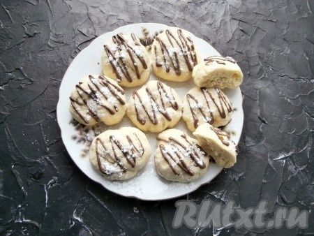 Остывшее печенье можно украсить по своему желанию. Я украшала растопленным шоколадом в виде полосок и посыпала печенье сахарной пудрой.