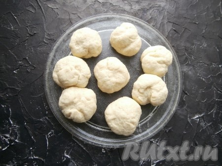 Готовить печенье в микроволновке при мощности 750 Ватт 5 минут.