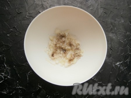 Фасоль нужно предварительно отварить в кипящей несолёной воде до готовности (фасолинки должны стать мягкими, но при этом сохранять свою форму), остудить. Разные сорта фасоли варятся различное время (от 40 минут до 1,5 часов), у меня на варку ушло 50 минут. Репчатый лук очистить, промыть, нарезать мелко, выложить в миску, добавить к нему чёрный молотый перец, растительное масло, уксус.