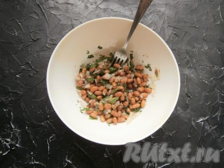 Хорошо перемешать содержимое миски, если нужно, подсолить и оставить в прохладном месте на 1 час.