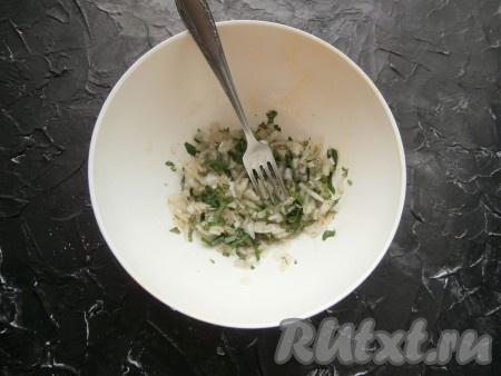 Перемешать лук с зеленью и маринадом, а после этого вилкой (или ложкой) хорошенько размять.