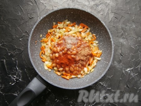 Также добавить специи и паприку.