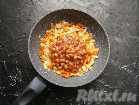 Лук с морковкой обжарить на среднем огне до мягкости (в течение 4-5 минут) на среднем огне, добавить фасоль.