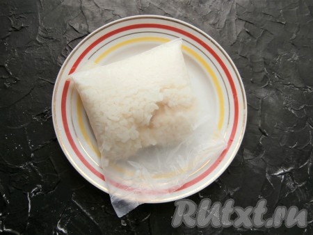 Рис отварить до готовности. У меня рис в пакетике варился 20 минут в кипящей подсоленной воде. Если у вас рис рассыпной, тогда промойте его, выложите в кастрюлю с холодной водой (воды должно быть в 2 раза больше, чем риса), поставьте на огонь и варите с момента закипания минут 20 на небольшом огне (рисинки должны стать мягкими, но не должны развариться), затем промойте рис в горячей воде, дождитесь, чтобы стекла лишняя жидкость.