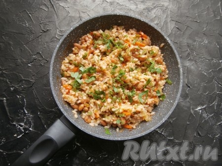 Посыпать готовое блюдо мелко нарезанной зеленью.