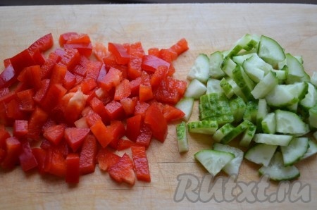 Огурец и сладкий перец нарезать кубиками. 