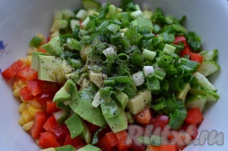 Зеленый лук порезать, добавить в салатник. Посолить и поперчить по вкусу, заправить растительным маслом.