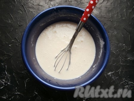 Перемешивая венчиком, замесить блинное тесто, оно должно быть не слишком жидким, но и не густым.