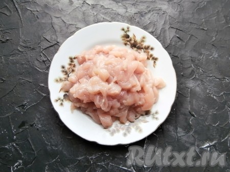 Теперь можно приступать к приготовлению начинки  для блинов, для этого нужно нарезать куриное филе на тонкие небольшие кусочки.