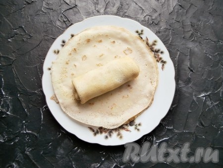 Свернуть блины конвертиками, подгибая все края вовнутрь.