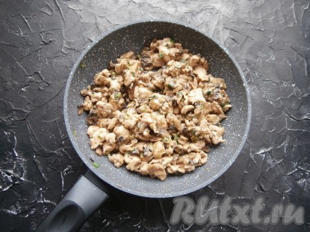 Влить, примерно, 20 мл воды, перемешать и прогреть на небольшом огне 3-4 минуты. Начинка из курицы и грибов для блинов готова, её нужно немного остудить.