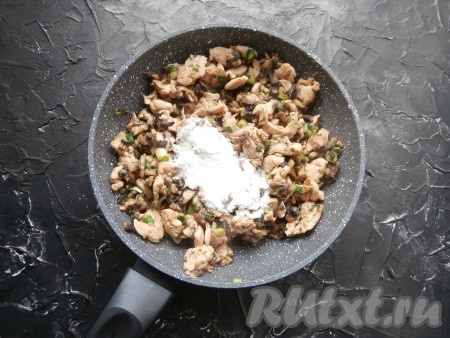 Снова перемешать, обжаривать ещё 4-5 минут, далее всыпать столовую ложку муки.