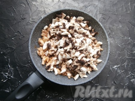 Перемешать и обжаривать куриное мясо на среднем огне до лёгкой румяности (примерно, 3-4 минуты), иногда помешивая, затем добавить мелко нарезанные грибы (я добавила нарезанные шампиньоны, можно использовать и предварительно отваренные в течение 25-30 минут лесные грибы).
