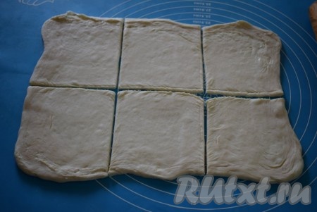 Раскатанный пласт делим на 6 равных квадратов.