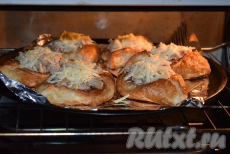 Застилаем противень фольгой, перекладываем на фольгу лодочки с курицей и грибами, посыпаем их сверху сыром, натёртым на крупной тёрке. Подготовленную закуску отправляем в разогретую до 180 градусов духовку на 10-12 минут (до расплавления сыра).