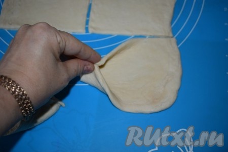 Далее защипываем края каждого квадрата, формируя лодочку.